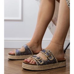 Szare klapki espadryle brokatowe z klamerkami. Szare espadryle bez wzorów, ze skóry ekologicznej, casualowe, z okrągłym noskiem, bez obcasa, na platformie. Za 86.24 zł.