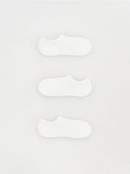 Skarpetki 3 pack - złamana biel. Skarpetki Reserved, bez wzorów. Za 39.99 zł.