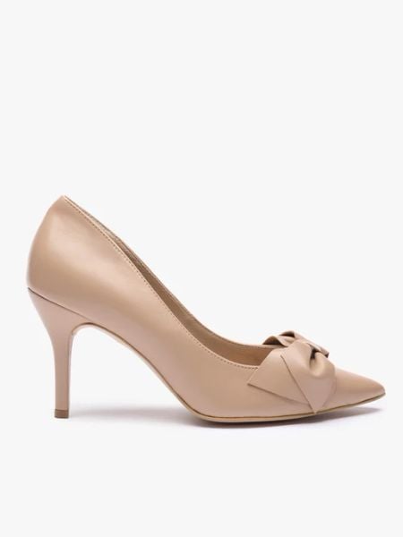 Beżowe czółenka z kokardą na szpilce. Brązowe czółenka Ryłko, bez wzorów, z gumy, eleganckie, bez obcasa, na obcasie, bez zapięcia. Za 399.99 zł.
