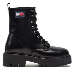 Trapery Tommy Jeans. Czarne traperki Tommy Jeans, bez wzorów, z jeansu, bez obcasa, bez zapięcia. Za 989.99 zł.