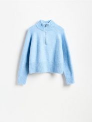 Sweter ze stójką - jasnoniebieski. Niebieskie swetry Reserved, l, bez wzorów, z dzianiny, bez ramiączek. Za 139.99 zł.