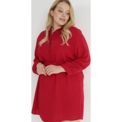 Bordowa Sukienka Koszulowa z Wiązanym Paskiem Barbomela. Czerwone sukienki Born2be, l, bez wzorów, z materiału, bez kołnierzyka, plus size, bez ramiączek, mini, koszulowe. W wyprzedaży za 97.49 zł.
