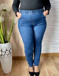 Jeansowe spodnie z wysokim stanem i zwężaną nogawką PLUS SIZE XXL. Spodnie materiałowe Nasi partnerzy, bez wzorów, z bawełny, biznesowe, z podwyższonym stanem, krótkie. Za 199.90 zł.
