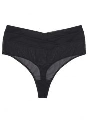 Stringi z wysokim stanem. Czarne stringi bonprix, bez wzorów. Za 52.99 zł.