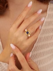 L'Atelier de Gaia Pozłacany pierścionek z lapis lazuli i perłami rozmiar: onesize. Białe pierścionki L'Atelier de Gaia, z lazurytem, pozłacane. Za 56.79 zł.