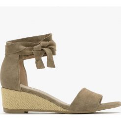 Sandały z wiązaniem wokół kostki HAYLEY. Brązowe sandały Ryłko, bez wzorów, ze skóry, bez obcasa, bez zapięcia. Za 299.99 zł.