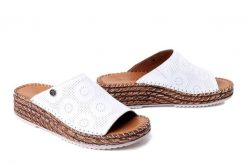 MANITU 900185-03 weiss, klapki damskie. Białe klapki Manitu, bez wzorów, ze skóry, bez obcasa, na koturnie, bez zapięcia. Za 229.42 zł.