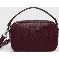 Trussardi torebka kolor bordowy. Czerwone listonoszki TRUSSARDI, bez wzorów, na ramię, bez dodatków. W wyprzedaży za 379.99 zł.