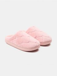 Pluszowe kapcie z pikowaniem i motywem kokard - różowy. Czerwone kapcie Sinsay, bez wzorów. Za 25.99 zł.