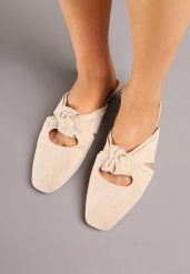 Beżowe Klapki Vices Typu Mule z Ozdobnym Supłem Elitina. Brązowe klapki Renee, z aplikacjami, eleganckie, bez obcasa, na płaskiej podeszwie, bez zapięcia. Za 59.99 zł.