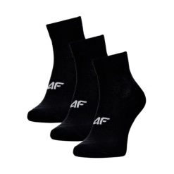 Skarpety 4F 3-pak, bawełniane, bezszwowe, za kostkę. Czarne skarpetki 4f, bez wzorów, z bawełny. Za 45.99 zł.
