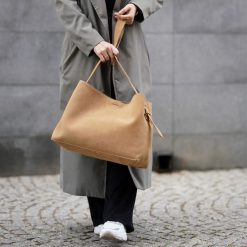 Shopperka zamszowaSolier FL39 Maya beżowa. Brązowe torebki klasyczne Solier, bez wzorów, z jeansu, biznesowe, na ramię, zamszowe, bez dodatków. Za 399.00 zł.