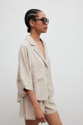 Krótka koszula z lnem w kolorze SAND PEARL - TALA-M/L. Koszule Marsala, l, bez wzorów, z dzianiny, klasyczne, bez kołnierzyka, bez ramiączek. Za 199.90 zł.