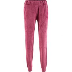 Spodnie dresowe "used look" z kolekcji Maite Kelly bonprix czerwony rododendron. Spodnie dresowe marki bonprix. Za 89.99 zł.