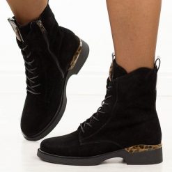 Czarne skórzane botki damskie Filippo Dbt7221/25. Czarne botki Filippo, bez wzorów, z dzianiny, klasyczne, z okrągłym noskiem, bez obcasa, na płaskiej podeszwie, bez zapięcia. W wyprzedaży za 279.65 zł.