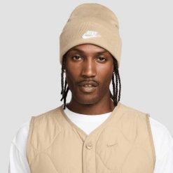 Czapka Zimowa Nike Peak. Brązowe czapki zimowe Nike, bez wzorów, z materiału, klasyczne. Za 147.80 zł.