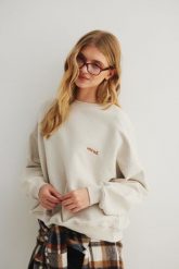 Bluza damska o kroju regular fit z HAFTEM w kolorze IVORY- PHENIX-UNI. Brązowe bluzy Marsala, m, bez wzorów, z bawełny, bez kaptura. Za 269.90 zł.