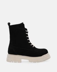 CZARNE WORKERY Z ZAMSZU 23750 SU BLACK. Czarne botki Venezia, bez wzorów, ze skóry, bez obcasa, bez zapięcia. Za 199.00 zł.