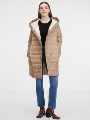 Orsay Płaszcz pikowany w kolorze jasnobrązowym rozmiar: 36. Brązowe płaszcze Orsay, bez wzorów, z tkaniny, bez kaptura. Za 108.99 zł.