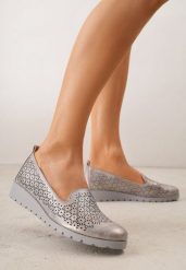 Szare Półbuty na Koturnie ze Skórzaną Wkładką i Ażurową Cholewką Arivos. Szare półbuty wsuwane Born2be, w ażurowe wzory, z jeansu, eleganckie, bez obcasa, na koturnie. Za 149.99 zł.