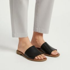 Klapki damskie Armodo, cholewka ze skóry naturalnej o prostej wsuwanej konstrukcji szeroki pasek stabilizujący stopę płaska podeszwa z lekkim profile. Czarne klapki Armodo, bez wzorów, ze skóry, bez obcasa, na płaskiej podeszwie, bez zapięcia. Za 269.00 zł.