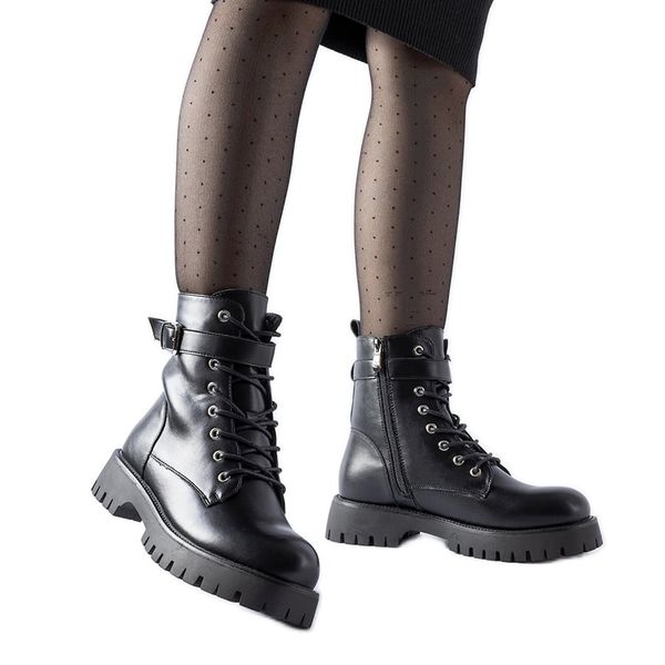 Czarne ocieplane botki z ozdobna klamerką Fino. Czarne botki bez wzorów, z materiału, za kostkę, bez obcasa, na obcasie, bez zapięcia. Za 176.16 zł.