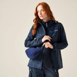Kurtka trekkingowa damska Pack It Jacket III kieszonkowa przeciwdeszczowa. Niebieskie kurtki przeciwdeszczowe Regatta, bez wzorów, z softshellu, bez kaptura, trekkingowe. W wyprzedaży za 119.99 zł.