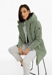 Płaszcz damski z kapturem J-AGATE. Zielone płaszcze Volcano, na jesień, plus size, bez wzorów, z materiału, z kapturem. Za 369.99 zł.