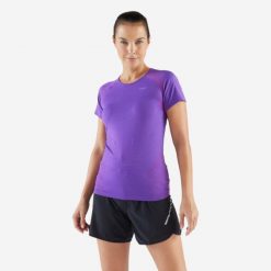 Koszulka do biegania damska Kiprun Run 500 Comfort slim. Czarne bielizna termoaktywna damska KIPRUN, bez wzorów, z elastanu, bez ramiączek, do biegania. Za 79.99 zł.