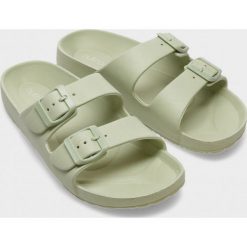 Klapki damskie. Klapki Outhorn, bez wzorów, z materiału, bez obcasa, bez zapięcia. Za 59.99 zł.