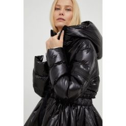 Red Valentino kurtka puchowa damska kolor czarny przejściowa. Czarne kurtki Red Valentino, bez wzorów, z materiału, bez kaptura. W wyprzedaży za 2,369.90 zł.