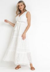 Biała Koronkowa Sukienka Maxi z Głębokim Dekoltem i Ozdobnym Wiązaniem Nohia. Białe sukienki Born2be, m, w ażurowe wzory, z koronki, bez kołnierzyka, bez ramiączek, maxi. W wyprzedaży za 127.49 zł.