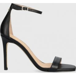 Guess sandały skórzane Devon kolor czarny. Czarne sandały Guess, z aplikacjami, z materiału, bez obcasa, na obcasie, bez zapięcia. Za 619.99 zł.