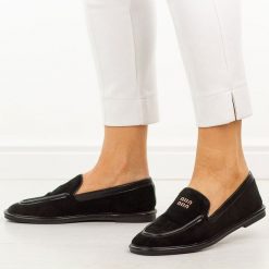 Czarne mokasyny damskie Vinceza 62271. Brązowe mokasyny VINCEZA, bez wzorów, z jeansu. W wyprzedaży za 131.12 zł.