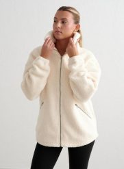 Damska kurtka ocieplana polarem, oversize'owa, rozpinana Pile Jacket migdałowa. Białe kurtki AIM'N, m, bez wzorów, z materiału, bez kaptura. Za 593.00 zł.