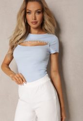 Jasnoniebieska Bluzka z Bawełny Prążkowana Ozdobiona Cyrkoniami na Wycięciu przy Dekolcie Evandria. Niebieskie bluzki Renee, bez wzorów, z bawełny, bez kołnierzyka, bez ramiączek. W wyprzedaży za 51.99 zł.