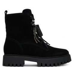 Trapery Guess. Czarne traperki Guess, z aplikacjami, bez obcasa, bez zapięcia. Za 674.99 zł.