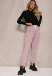 Jasnofioletowe Spodnie Dresowe Ocieplone z Bawełny High Waist Ozdobione Aplikacją Rianila. Fioletowe jeansy Renee, l, z aplikacjami, z bawełny, z podwyższonym stanem. W wyprzedaży za 51.99 zł.