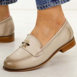 Beżowe skórzane mokasyny damskie Potocki 19382. Brązowe mokasyny POTOCKI, z aplikacjami, z jeansu, z okrągłym noskiem. Za 229.00 zł.