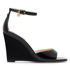 Sandały Nine West. Czarne sandały Nine West, bez wzorów, bez obcasa, na koturnie, bez zapięcia. Za 199.99 zł.