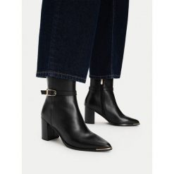 Botki MEXX. Czarne botki Mexx, bez wzorów, bez obcasa, na słupku, bez zapięcia. Za 449.99 zł.