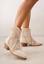 Beżowe Botki Kowbojki VICES na Niskim Stożku z Ażurową Cholewką Azinessa. Brązowe botki Renee, w ażurowe wzory, z jeansu, bez obcasa, na obcasie, bez zapięcia. Za 149.99 zł.