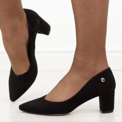 Czarne zamszowe skórzane Polskie czółenka damskie na słupku Prestige 2105 OBL. Czarne czółenka Prestige, bez wzorów, ze skóry, eleganckie, bez obcasa, na słupku, bez zapięcia. W wyprzedaży za 389.67 zł.