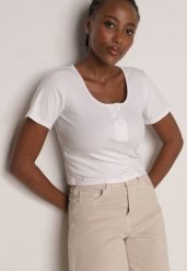 Biały Prążkowany Top Bawełniany z Guzikami przy Dekolcie Nedera. Białe topy Born2be, m, bez wzorów, z bawełny, klasyczne, bez kołnierzyka, bez ramiączek. Za 39.99 zł.