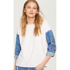 Bluzka z jeansowymi rękawami - Biały. Bluzki marki Reserved. W wyprzedaży za 49.99 zł.