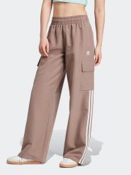 Adidas Spodnie dresowe w kolorze jasnobrązowym rozmiar: S. Brązowe spodnie dresowe adidas, bez wzorów, z dresówki. Za 202.03 zł.