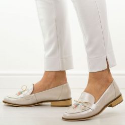 Beżowe perła skórzane Polskie mokasyny damskie Deoni D042. Brązowe mokasyny Deoni, bez wzorów, z jeansu. Za 449.00 zł.