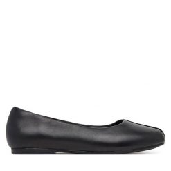 Baleriny Clarks. Czarne baleriny Clarks, bez wzorów, bez obcasa, bez zapięcia. Za 399.99 zł.