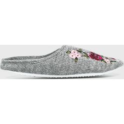 Esotiq - Kapcie. Kapcie marki Cropp. Za 59.90 zł.