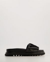 CZARNE KLAPKI 083192039 BLACK. Czarne klapki Venezia, bez wzorów, ze skóry, bez obcasa, bez zapięcia. Za 239.00 zł.